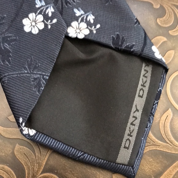 Vintage DKNY Made in USA Blue Floral Silk Tie - Picture 6 of 8